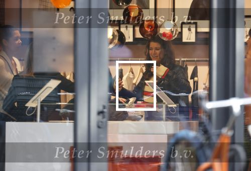 Amsterdam 23 januari 2021
Merel Westrik koopt kleding bij Suitsudio op de cornelis schuytstraat. Merel is 5 maanden zwanger . Ze komt met haar styliste en worden door twee verkopers geholpen.