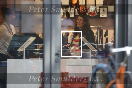 Amsterdam 23 januari 2021
Merel Westrik koopt kleding bij Suitsudio op de cornelis schuytstraat. Merel is 5 maanden zwanger . Ze komt met haar styliste en worden door twee verkopers geholpen.