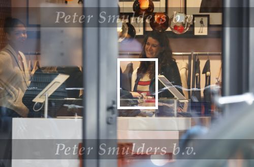 Amsterdam 23 januari 2021
Merel Westrik koopt kleding bij Suitsudio op de cornelis schuytstraat. Merel is 5 maanden zwanger . Ze komt met haar styliste en worden door twee verkopers geholpen.