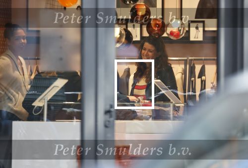 Amsterdam 23 januari 2021
Merel Westrik koopt kleding bij Suitsudio op de cornelis schuytstraat. Merel is 5 maanden zwanger . Ze komt met haar styliste en worden door twee verkopers geholpen.