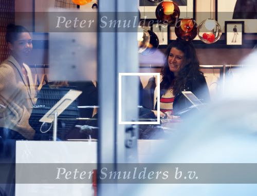 Amsterdam 23 januari 2021
Merel Westrik koopt kleding bij Suitsudio op de cornelis schuytstraat. Merel is 5 maanden zwanger . Ze komt met haar styliste en worden door twee verkopers geholpen.