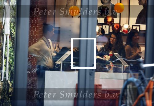 Amsterdam 23 januari 2021
Merel Westrik koopt kleding bij Suitsudio op de cornelis schuytstraat. Merel is 5 maanden zwanger . Ze komt met haar styliste en worden door twee verkopers geholpen.