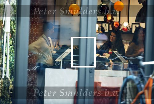 Amsterdam 23 januari 2021
Merel Westrik koopt kleding bij Suitsudio op de cornelis schuytstraat. Merel is 5 maanden zwanger . Ze komt met haar styliste en worden door twee verkopers geholpen.