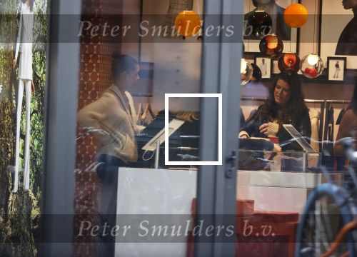 Amsterdam 23 januari 2021
Merel Westrik koopt kleding bij Suitsudio op de cornelis schuytstraat. Merel is 5 maanden zwanger . Ze komt met haar styliste en worden door twee verkopers geholpen.