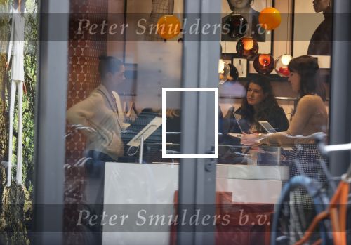 Amsterdam 23 januari 2021
Merel Westrik koopt kleding bij Suitsudio op de cornelis schuytstraat. Merel is 5 maanden zwanger . Ze komt met haar styliste en worden door twee verkopers geholpen.