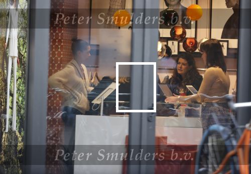 Amsterdam 23 januari 2021
Merel Westrik koopt kleding bij Suitsudio op de cornelis schuytstraat. Merel is 5 maanden zwanger . Ze komt met haar styliste en worden door twee verkopers geholpen.