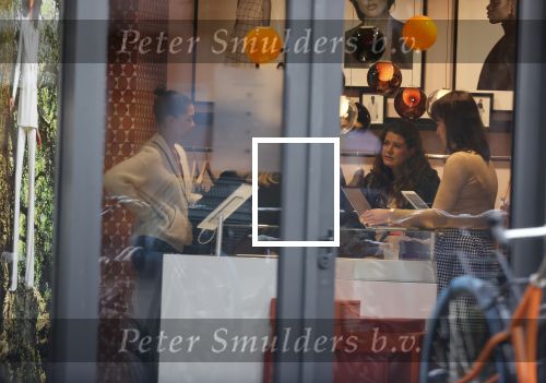 Amsterdam 23 januari 2021
Merel Westrik koopt kleding bij Suitsudio op de cornelis schuytstraat. Merel is 5 maanden zwanger . Ze komt met haar styliste en worden door twee verkopers geholpen.