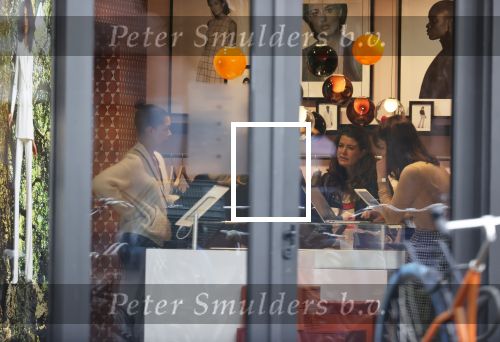 Amsterdam 23 januari 2021
Merel Westrik koopt kleding bij Suitsudio op de cornelis schuytstraat. Merel is 5 maanden zwanger . Ze komt met haar styliste en worden door twee verkopers geholpen.
