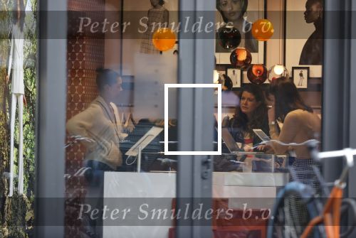 Amsterdam 23 januari 2021
Merel Westrik koopt kleding bij Suitsudio op de cornelis schuytstraat. Merel is 5 maanden zwanger . Ze komt met haar styliste en worden door twee verkopers geholpen.