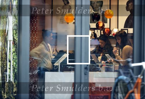 Amsterdam 23 januari 2021
Merel Westrik koopt kleding bij Suitsudio op de cornelis schuytstraat. Merel is 5 maanden zwanger . Ze komt met haar styliste en worden door twee verkopers geholpen.