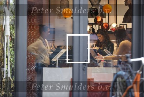 Amsterdam 23 januari 2021
Merel Westrik koopt kleding bij Suitsudio op de cornelis schuytstraat. Merel is 5 maanden zwanger . Ze komt met haar styliste en worden door twee verkopers geholpen.