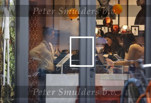 Amsterdam 23 januari 2021
Merel Westrik koopt kleding bij Suitsudio op de cornelis schuytstraat. Merel is 5 maanden zwanger . Ze komt met haar styliste en worden door twee verkopers geholpen.