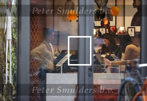 Amsterdam 23 januari 2021
Merel Westrik koopt kleding bij Suitsudio op de cornelis schuytstraat. Merel is 5 maanden zwanger . Ze komt met haar styliste en worden door twee verkopers geholpen.