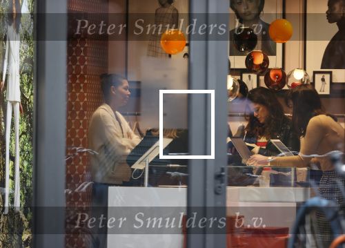 Amsterdam 23 januari 2021
Merel Westrik koopt kleding bij Suitsudio op de cornelis schuytstraat. Merel is 5 maanden zwanger . Ze komt met haar styliste en worden door twee verkopers geholpen.