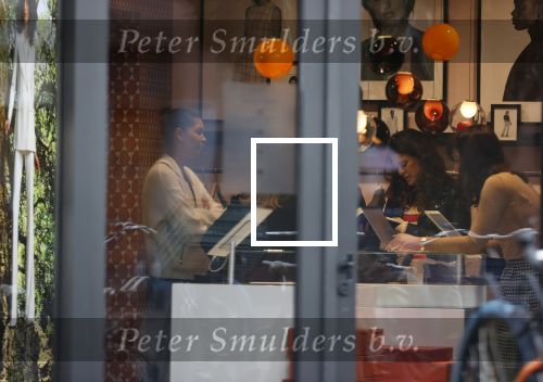 Amsterdam 23 januari 2021
Merel Westrik koopt kleding bij Suitsudio op de cornelis schuytstraat. Merel is 5 maanden zwanger . Ze komt met haar styliste en worden door twee verkopers geholpen.