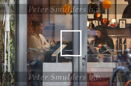 Amsterdam 23 januari 2021
Merel Westrik koopt kleding bij Suitsudio op de cornelis schuytstraat. Merel is 5 maanden zwanger . Ze komt met haar styliste en worden door twee verkopers geholpen.
