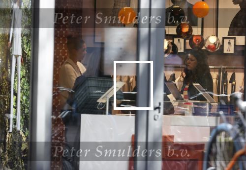 Amsterdam 23 januari 2021
Merel Westrik koopt kleding bij Suitsudio op de cornelis schuytstraat. Merel is 5 maanden zwanger . Ze komt met haar styliste en worden door twee verkopers geholpen.