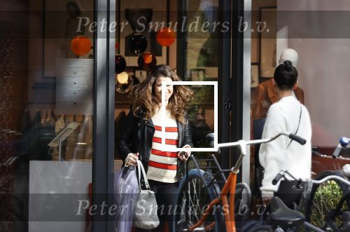 Amsterdam 23 januari 2021
Merel Westrik koopt kleding bij Suitsudio op de cornelis schuytstraat. Merel is 5 maanden zwanger . Ze komt met haar styliste en worden door twee verkopers geholpen.