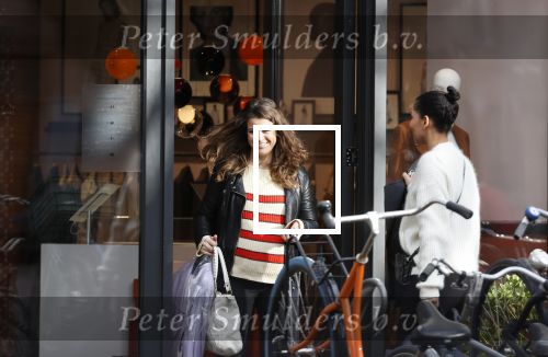 Amsterdam 23 januari 2021
Merel Westrik koopt kleding bij Suitsudio op de cornelis schuytstraat. Merel is 5 maanden zwanger . Ze komt met haar styliste en worden door twee verkopers geholpen.