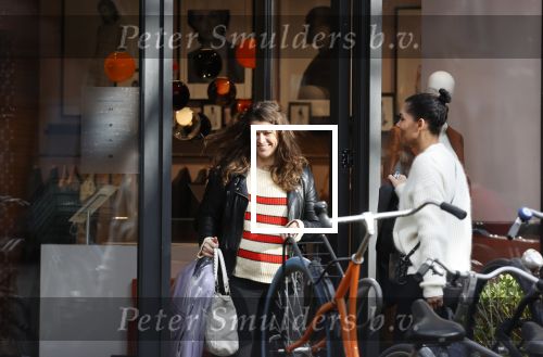Amsterdam 23 januari 2021
Merel Westrik koopt kleding bij Suitsudio op de cornelis schuytstraat. Merel is 5 maanden zwanger . Ze komt met haar styliste en worden door twee verkopers geholpen.