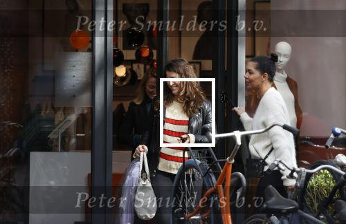 Amsterdam 23 januari 2021
Merel Westrik koopt kleding bij Suitsudio op de cornelis schuytstraat. Merel is 5 maanden zwanger . Ze komt met haar styliste en worden door twee verkopers geholpen.