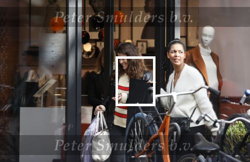 Amsterdam 23 januari 2021
Merel Westrik koopt kleding bij Suitsudio op de cornelis schuytstraat. Merel is 5 maanden zwanger . Ze komt met haar styliste en worden door twee verkopers geholpen.