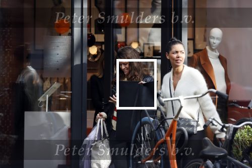 Amsterdam 23 januari 2021
Merel Westrik koopt kleding bij Suitsudio op de cornelis schuytstraat. Merel is 5 maanden zwanger . Ze komt met haar styliste en worden door twee verkopers geholpen.