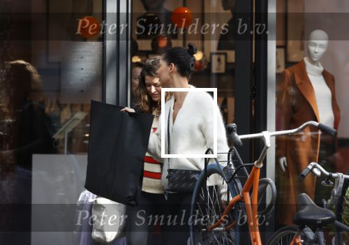 Amsterdam 23 januari 2021
Merel Westrik koopt kleding bij Suitsudio op de cornelis schuytstraat. Merel is 5 maanden zwanger . Ze komt met haar styliste en worden door twee verkopers geholpen.