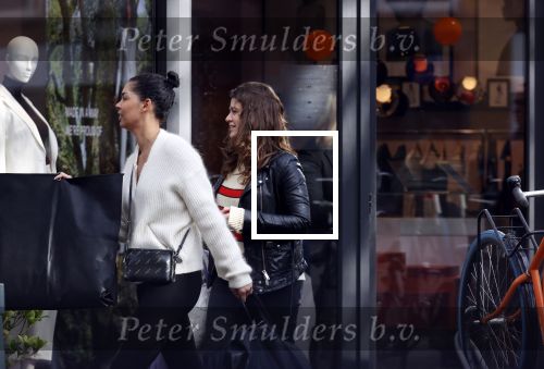 Amsterdam 23 januari 2021
Merel Westrik koopt kleding bij Suitsudio op de cornelis schuytstraat. Merel is 5 maanden zwanger . Ze komt met haar styliste en worden door twee verkopers geholpen.