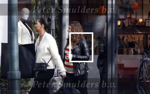 Amsterdam 23 januari 2021
Merel Westrik koopt kleding bij Suitsudio op de cornelis schuytstraat. Merel is 5 maanden zwanger . Ze komt met haar styliste en worden door twee verkopers geholpen.