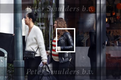 Amsterdam 23 januari 2021
Merel Westrik koopt kleding bij Suitsudio op de cornelis schuytstraat. Merel is 5 maanden zwanger . Ze komt met haar styliste en worden door twee verkopers geholpen.