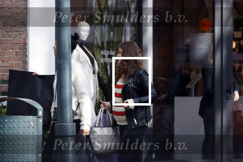 Amsterdam 23 januari 2021
Merel Westrik koopt kleding bij Suitsudio op de cornelis schuytstraat. Merel is 5 maanden zwanger . Ze komt met haar styliste en worden door twee verkopers geholpen.