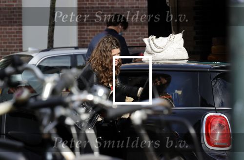 Amsterdam 23 januari 2021
Merel Westrik koopt kleding bij Suitsudio op de cornelis schuytstraat. Merel is 5 maanden zwanger . Ze komt met haar styliste en worden door twee verkopers geholpen.