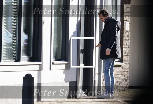 Aalsmeer 13 januari 2021
Nick Dijkman aan de deur bij Bonnie st Claire.
Haar man Arne Jan Jongebloed doet boodschappen