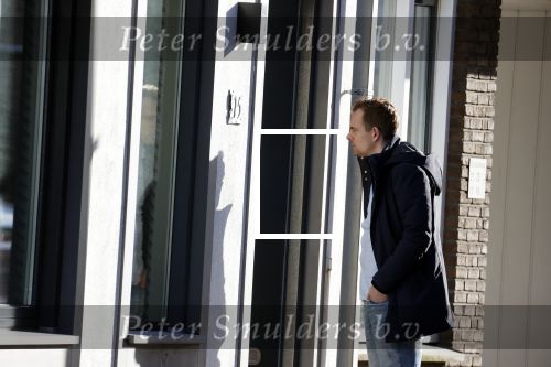 Aalsmeer 13 januari 2021
Nick Dijkman aan de deur bij Bonnie st Claire.
Haar man Arne Jan Jongebloed doet boodschappen