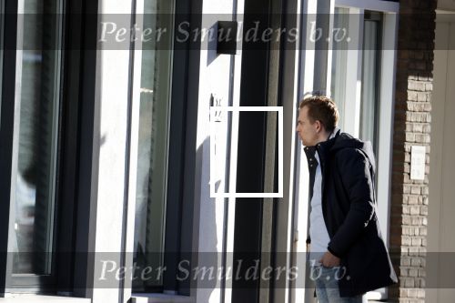 Aalsmeer 13 januari 2021
Nick Dijkman aan de deur bij Bonnie st Claire.
Haar man Arne Jan Jongebloed doet boodschappen