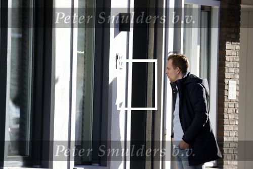 Aalsmeer 13 januari 2021
Nick Dijkman aan de deur bij Bonnie st Claire.
Haar man Arne Jan Jongebloed doet boodschappen