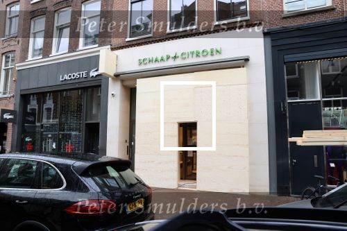 Amsterdam 27 januari 2021
Alle winkels in de pc hooftstraat zijn af getimmerd met hout ivm de verwachtte rellen en plunderingen.