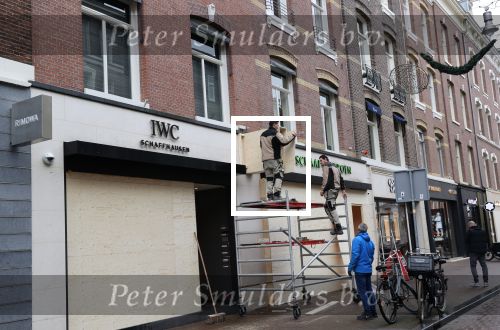 Amsterdam 27 januari 2021
Alle winkels in de pc hooftstraat zijn af getimmerd met hout ivm de verwachtte rellen en plunderingen.