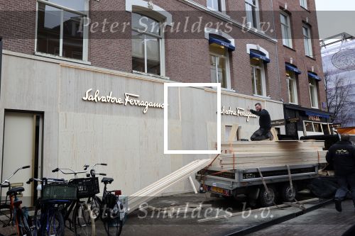 Amsterdam 27 januari 2021
Alle winkels in de pc hooftstraat zijn af getimmerd met hout ivm de verwachtte rellen en plunderingen.