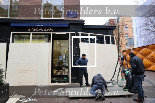 Amsterdam 27 januari 2021
Alle winkels in de pc hooftstraat zijn af getimmerd met hout ivm de verwachtte rellen en plunderingen.
