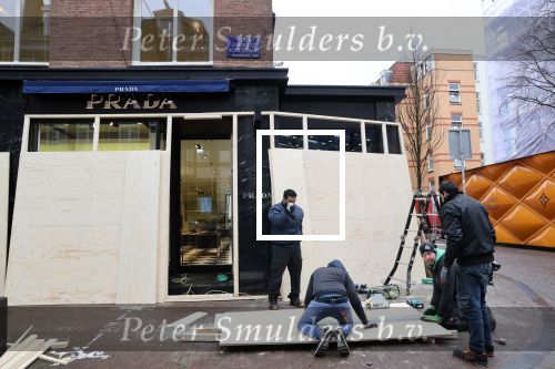 Amsterdam 27 januari 2021
Alle winkels in de pc hooftstraat zijn af getimmerd met hout ivm de verwachtte rellen en plunderingen.