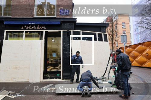 Amsterdam 27 januari 2021
Alle winkels in de pc hooftstraat zijn af getimmerd met hout ivm de verwachtte rellen en plunderingen.