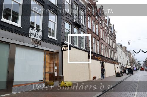 Amsterdam 27 januari 2021
Alle winkels in de pc hooftstraat zijn af getimmerd met hout ivm de verwachtte rellen en plunderingen.