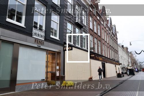 Amsterdam 27 januari 2021
Alle winkels in de pc hooftstraat zijn af getimmerd met hout ivm de verwachtte rellen en plunderingen.