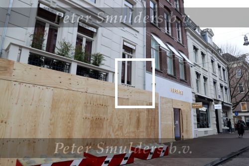 Amsterdam 27 januari 2021
Alle winkels in de pc hooftstraat zijn af getimmerd met hout ivm de verwachtte rellen en plunderingen.