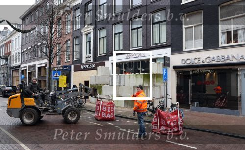 Amsterdam 27 januari 2021
Alle winkels in de pc hooftstraat zijn af getimmerd met hout ivm de verwachtte rellen en plunderingen.