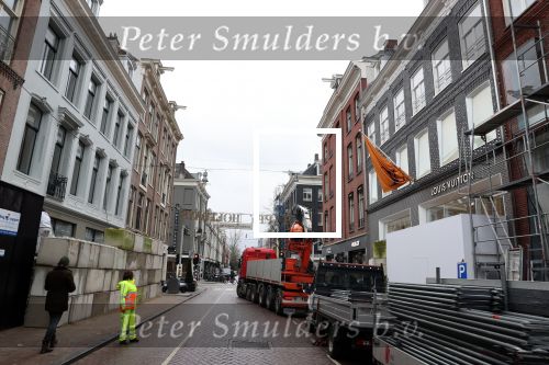 Amsterdam 27 januari 2021
Alle winkels in de pc hooftstraat zijn af getimmerd met hout ivm de verwachtte rellen en plunderingen.