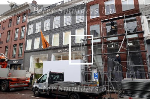 Amsterdam 27 januari 2021
Alle winkels in de pc hooftstraat zijn af getimmerd met hout ivm de verwachtte rellen en plunderingen.