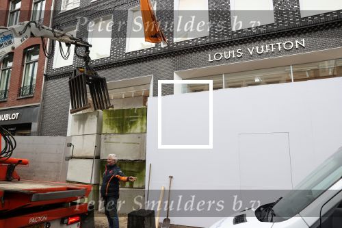 Amsterdam 27 januari 2021
Alle winkels in de pc hooftstraat zijn af getimmerd met hout ivm de verwachtte rellen en plunderingen.